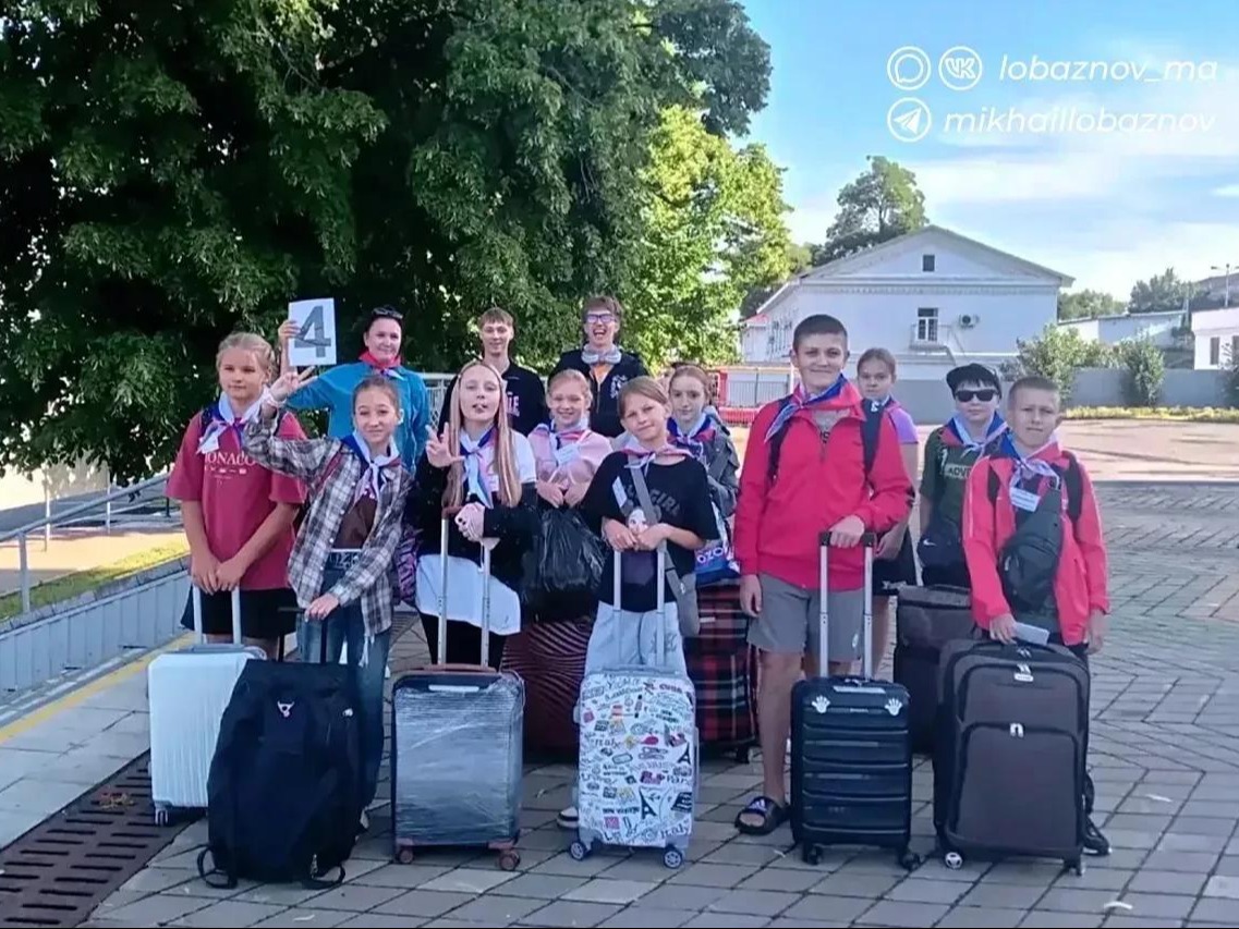Море, солнце и яркие каникулы: старооскольские школьники отправились на отдых в Анапу.