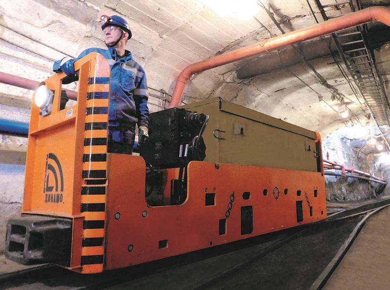 Стойленский ГОК приобрел два новых электровоза для дренажной шахты.