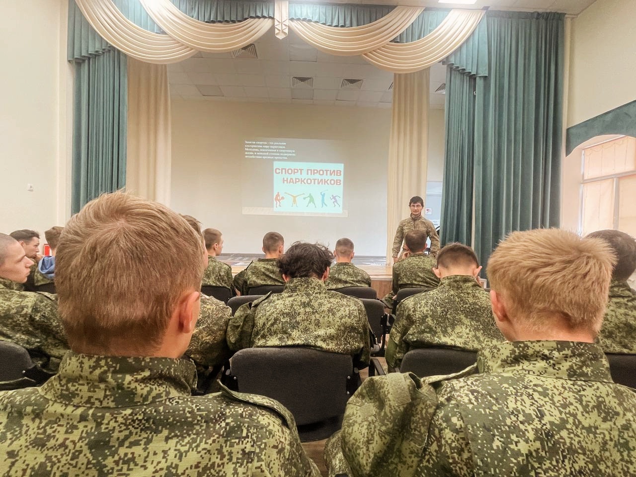 «Знать, чтобы жить!» — в Старом Осколе провели лекцию о вреде наркотиков для курсантов «Арматы».