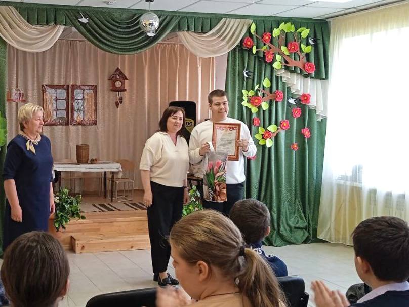 Светлана Халеева наградила призеров конкурса для детей с ОВЗ.