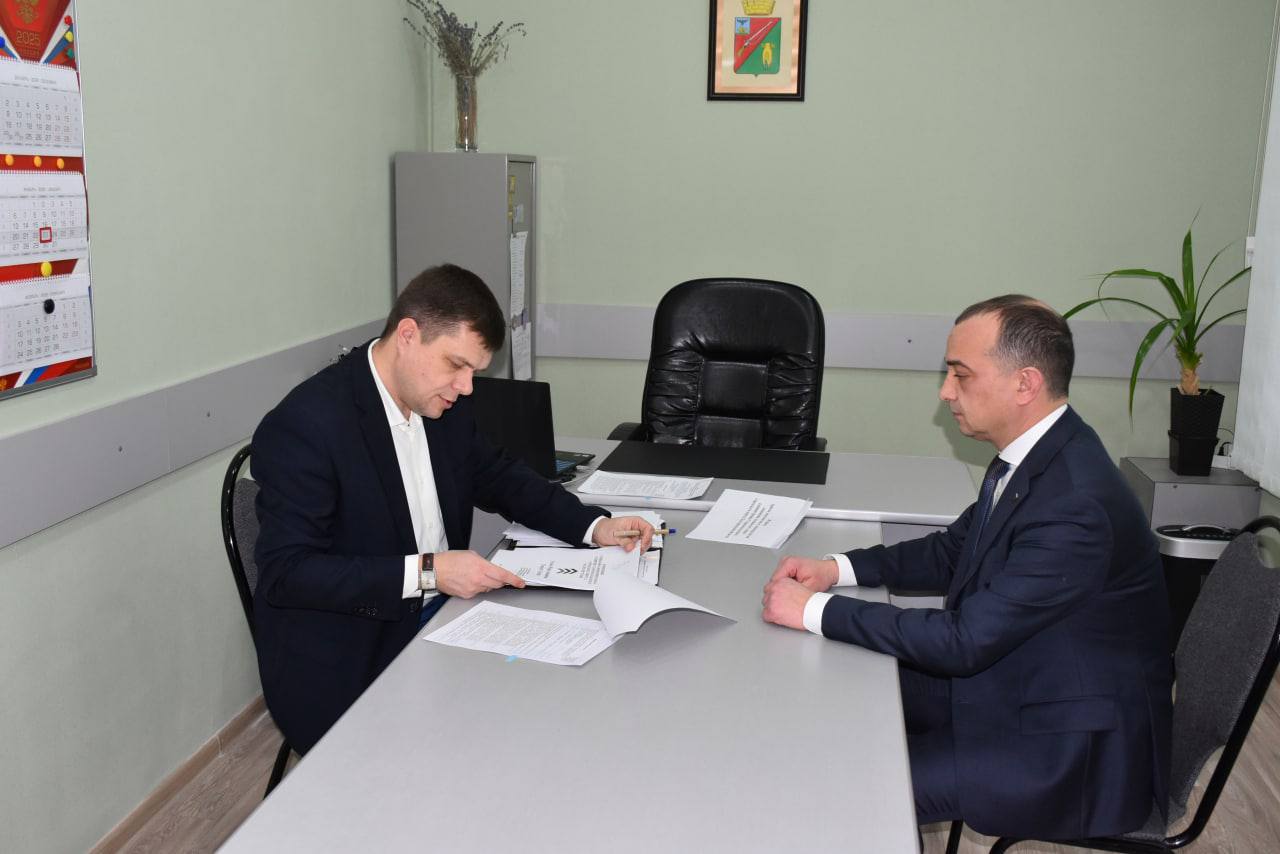 Сегодня Владимир Жданов подал документы для участия в конкурсе на должность главы администрации.