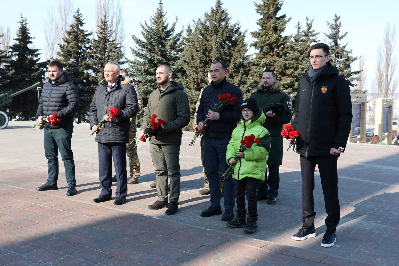 В День защитника Отечества в Старом Осколе у мемориала «Атаманский лес» почтили память героев Великой Отечественной войны.