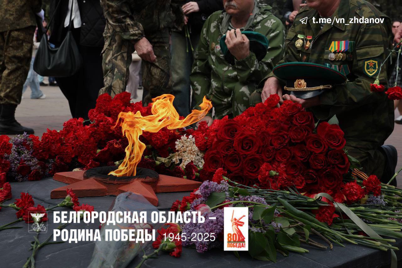 У мемориала «Атаманский лес» возложили цветы на День Победы.
