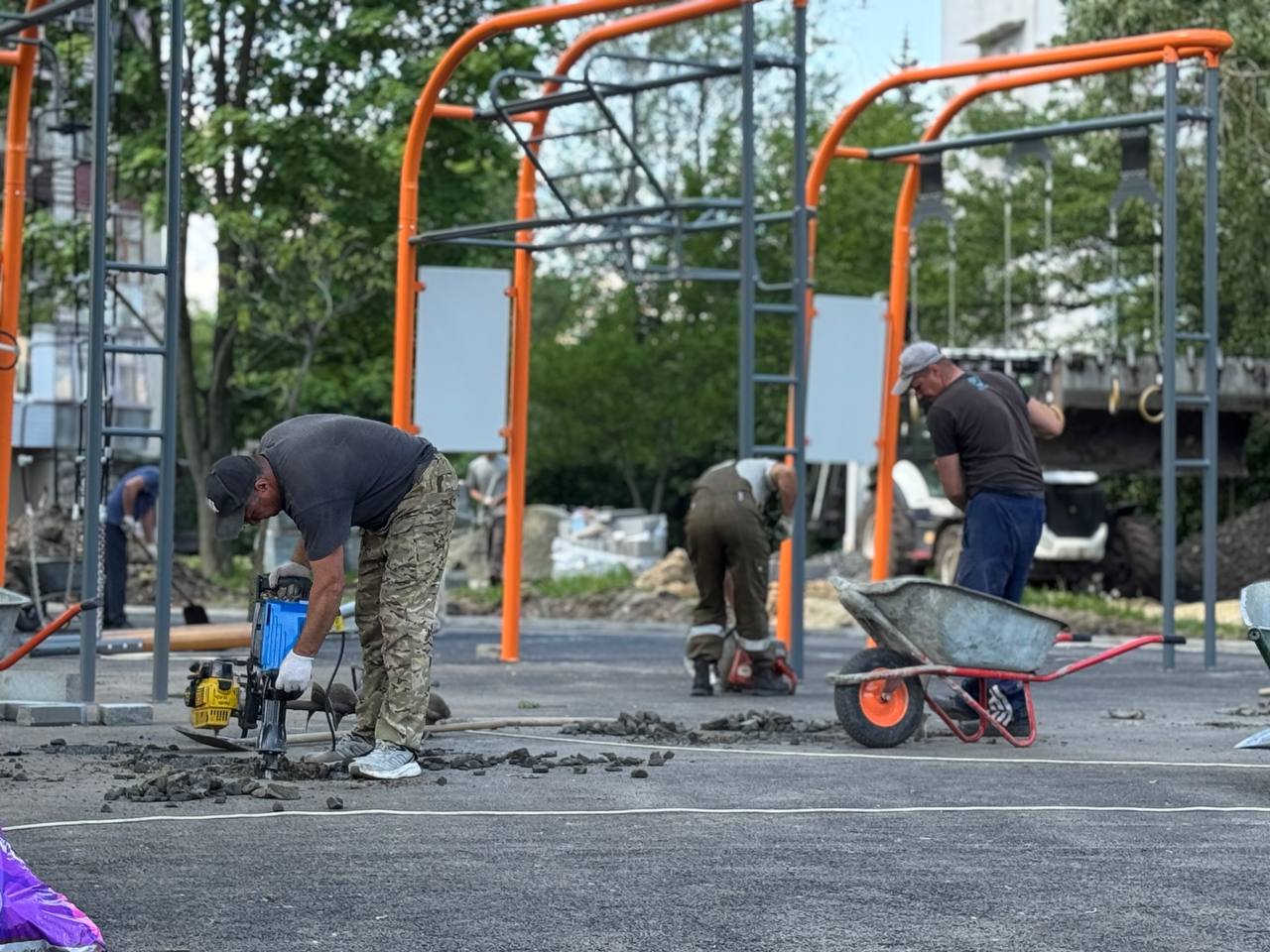 В Старом Осколе проходит благоустройство детской игровой площадки.