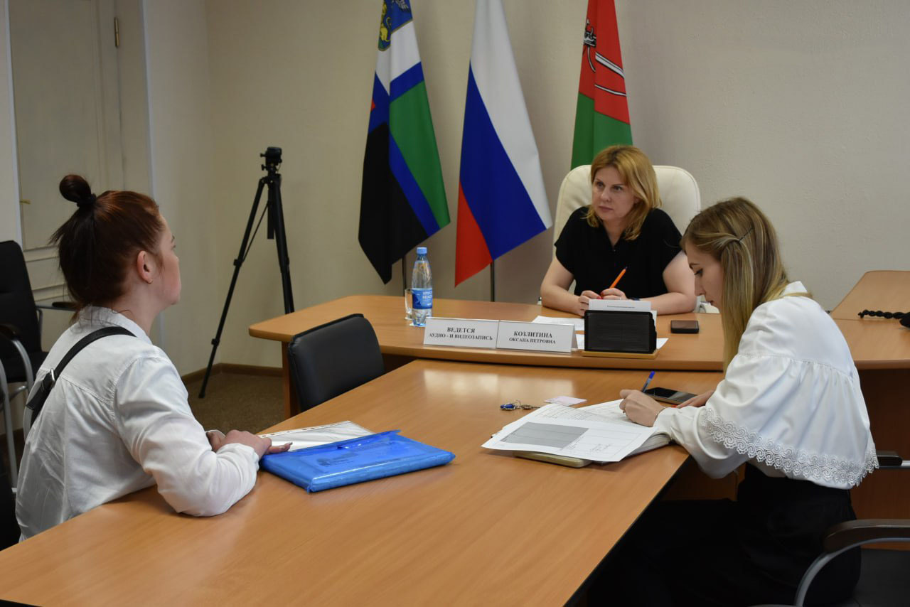 Министр строительства Белгородской области Оксана Козлитина провела личный приём граждан в Старом Осколе.