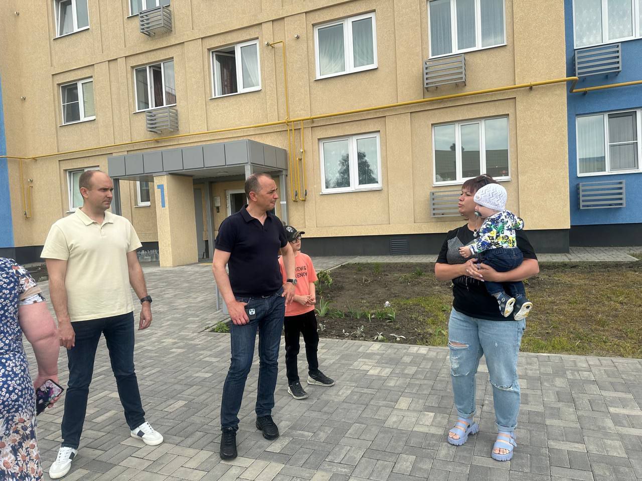 Владимир Жданов проверил готовность жилых помещений, приобретённых в рамках программы переселения граждан из аварийного жилищного фонда в Старом Осколе..