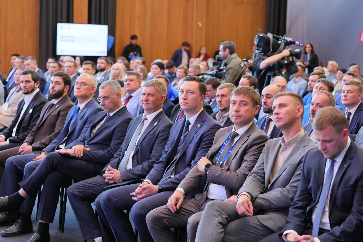 Участникам заключительного  модуля образовательного проекта «Школа мэров»  вручили дипломы.