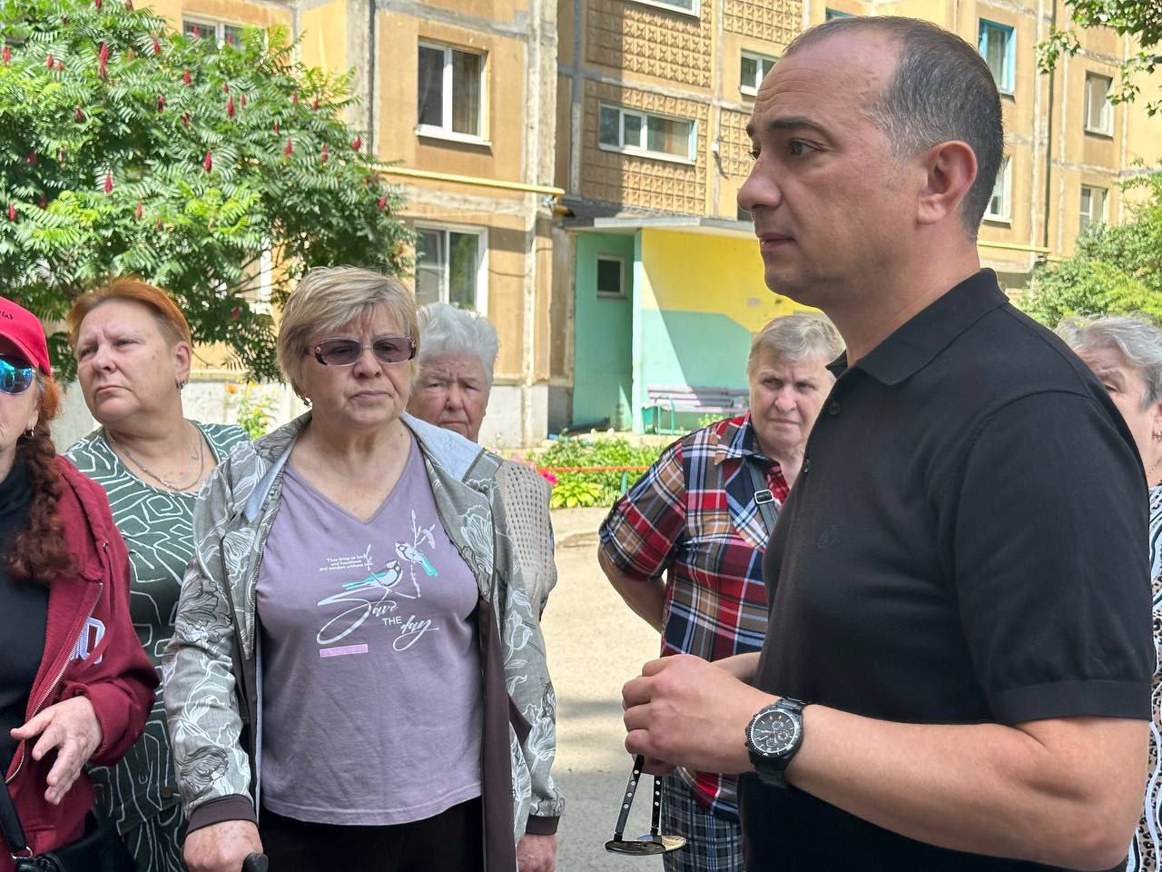 Владимир Жданов провёл две важные встречи с жителями микрорайона Юность и улицы Песочной..