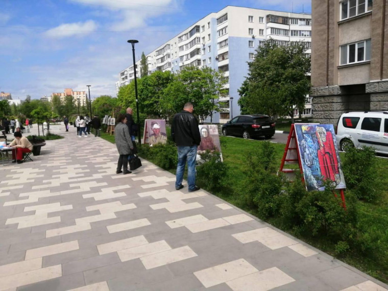 Выставка «Война на холсте» открыта сегодня в сквере «Камелия». Выставка «Война на холсте» открыта сегодня в сквере «Камелия».