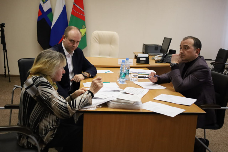 Вчера глава администрации округа Владимир Жданов провёл личный приём граждан. Вчера глава администрации округа Владимир Жданов провёл личный приём граждан.