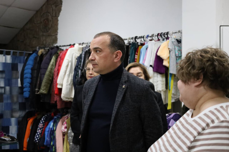 Вчера Владимир Жданов встретился с представителями Межрегиональной общественной организации помощи тяжелобольным детям и социально уязвимым слоям населения «Святое Белогорье против детского рака». Вчера Владимир Жданов встретился с представителями Межрегиональной общественной организации помощи тяжелобольным детям и социально уязвимым слоям населения «Святое Белогорье против детского рака».