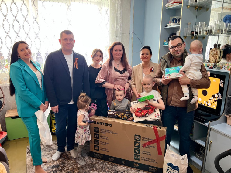 «Единая Россия» оказала поддержку многодетной семье из Старого Оскола. «Единая Россия» оказала поддержку многодетной семье из Старого Оскола.