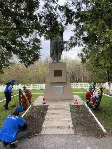 Волонтёры приводят в порядок мемориалы воинов, погибших в Великую Отечественную войну.