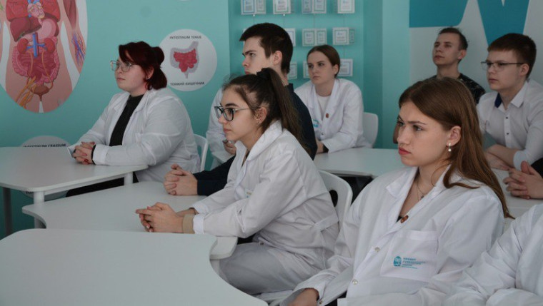 Опытные врачи провели встречи с учениками медицинских классов в Старом Осколе.