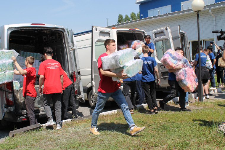 Шесть тонн гуманитарной помощи для вынужденных переселенцев из Шебекино и других приграничных районов передал благотворительный фонд «Поколение» Андрея Скоча.
