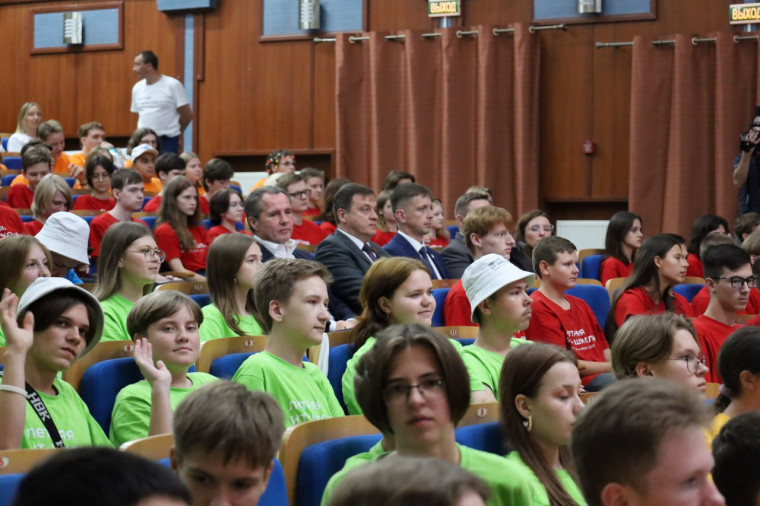 В ЦКР «Горняк» состоялось торжественное закрытие третьей смены областного летнего IT-лагеря для школьников.