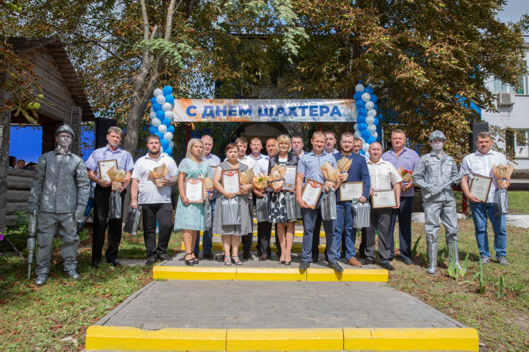 17 сотрудников Стойленского ГОКа наградили ко Дню шахтера.