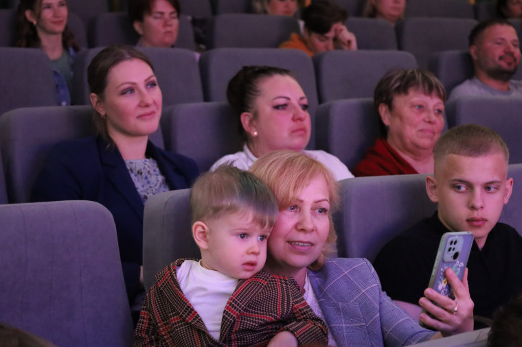 В Старом Осколе наградили многодетных матерей почётным знаком Белгородской области «Материнская слава».