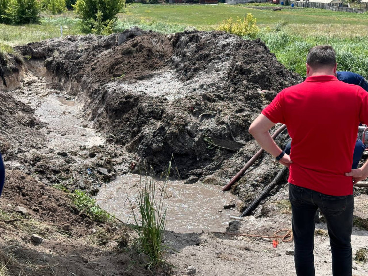 Водоканал приступил к аварийно-восстановительным работам на месте порыва в районе села Воротниково.