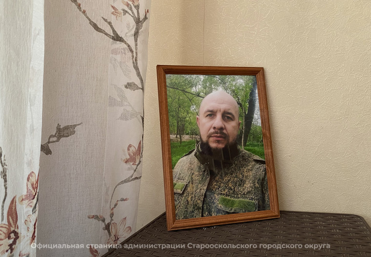 Глава Старооскольского горокруга навестил семью военнослужащего, погибшего в зоне спецоперации.