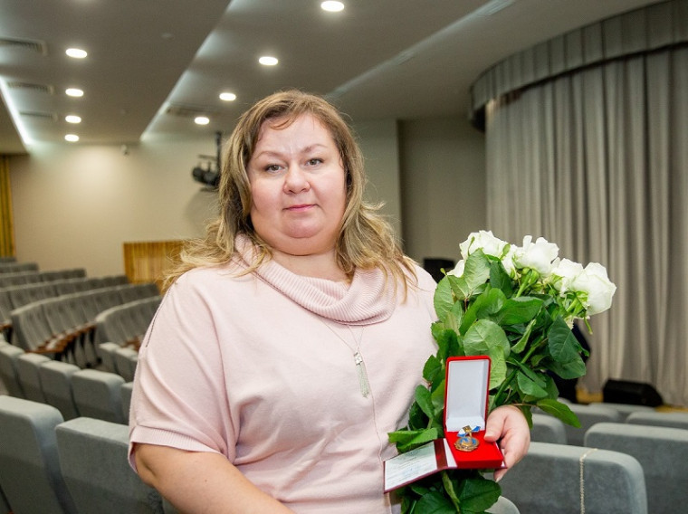 Сотрудница СГОКа награждена Почетным знаком «Материнская слава» I степени.
