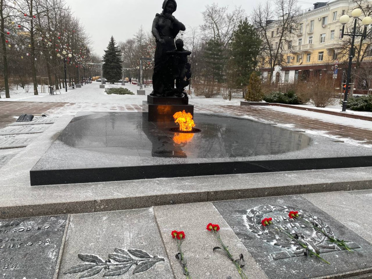 Исполнительный аппарат Ассоциации «Совет муниципальных образований Белгородской области» возложил цветы к мемориалу.