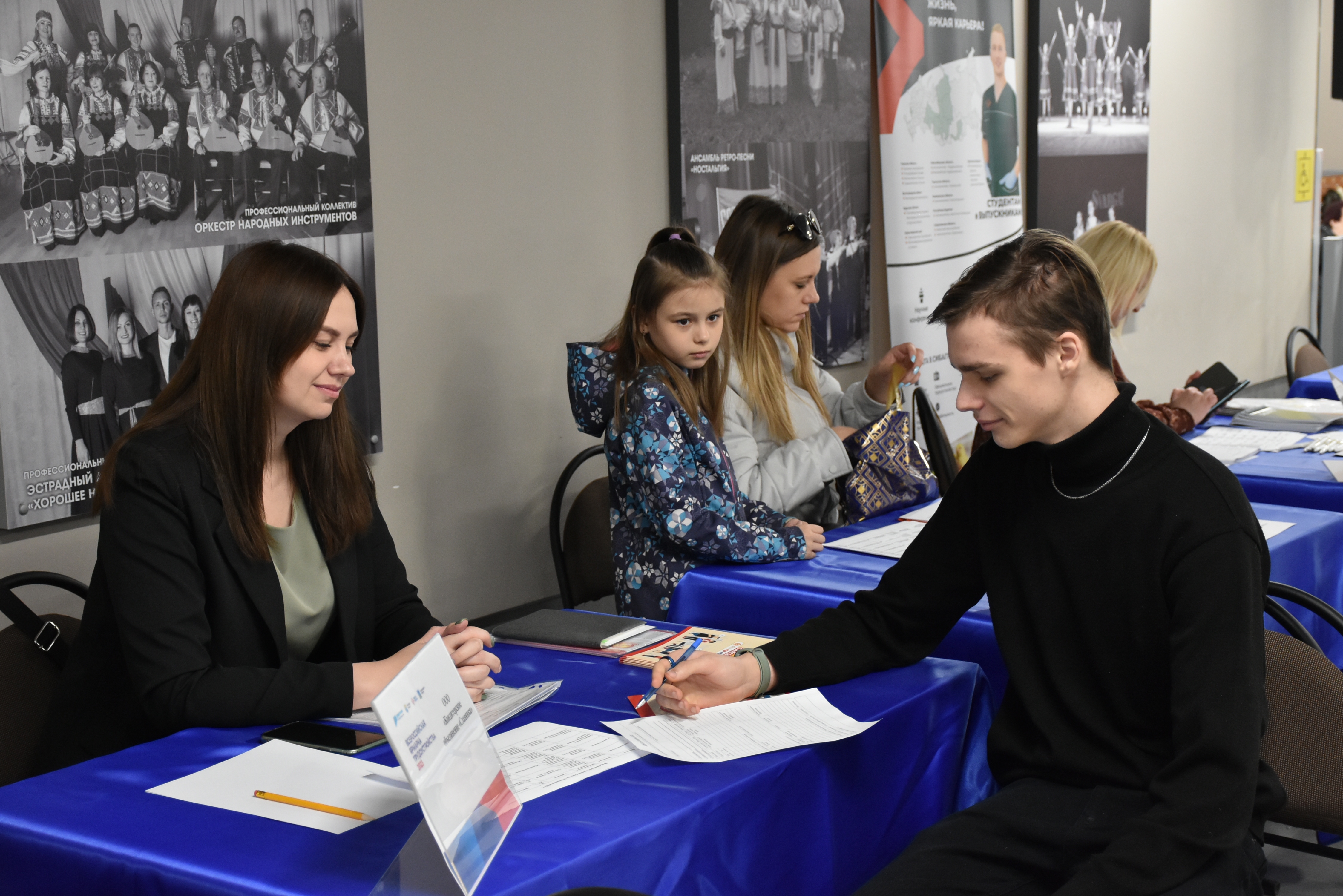 В Старом Осколе прошла ярмарка вакансий | 17.04.2023 | Старый Оскол -  БезФормата